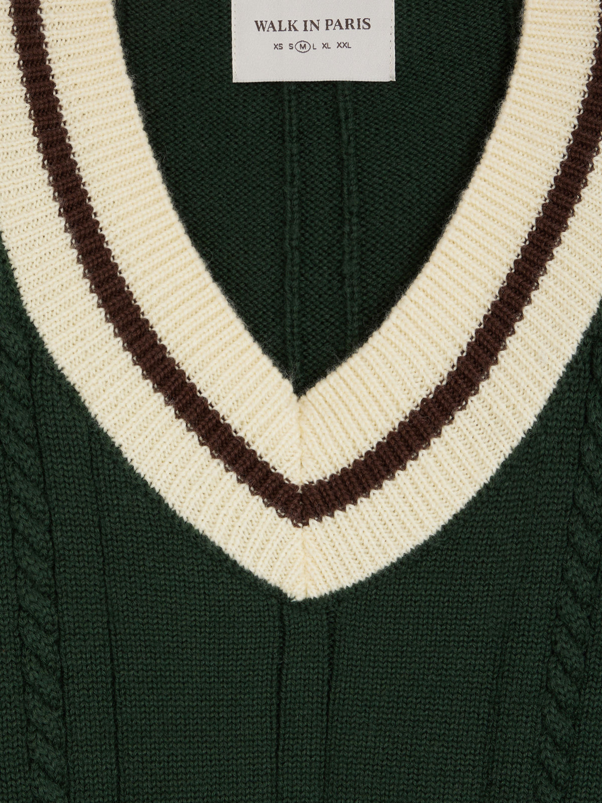 Le pull en maille vert