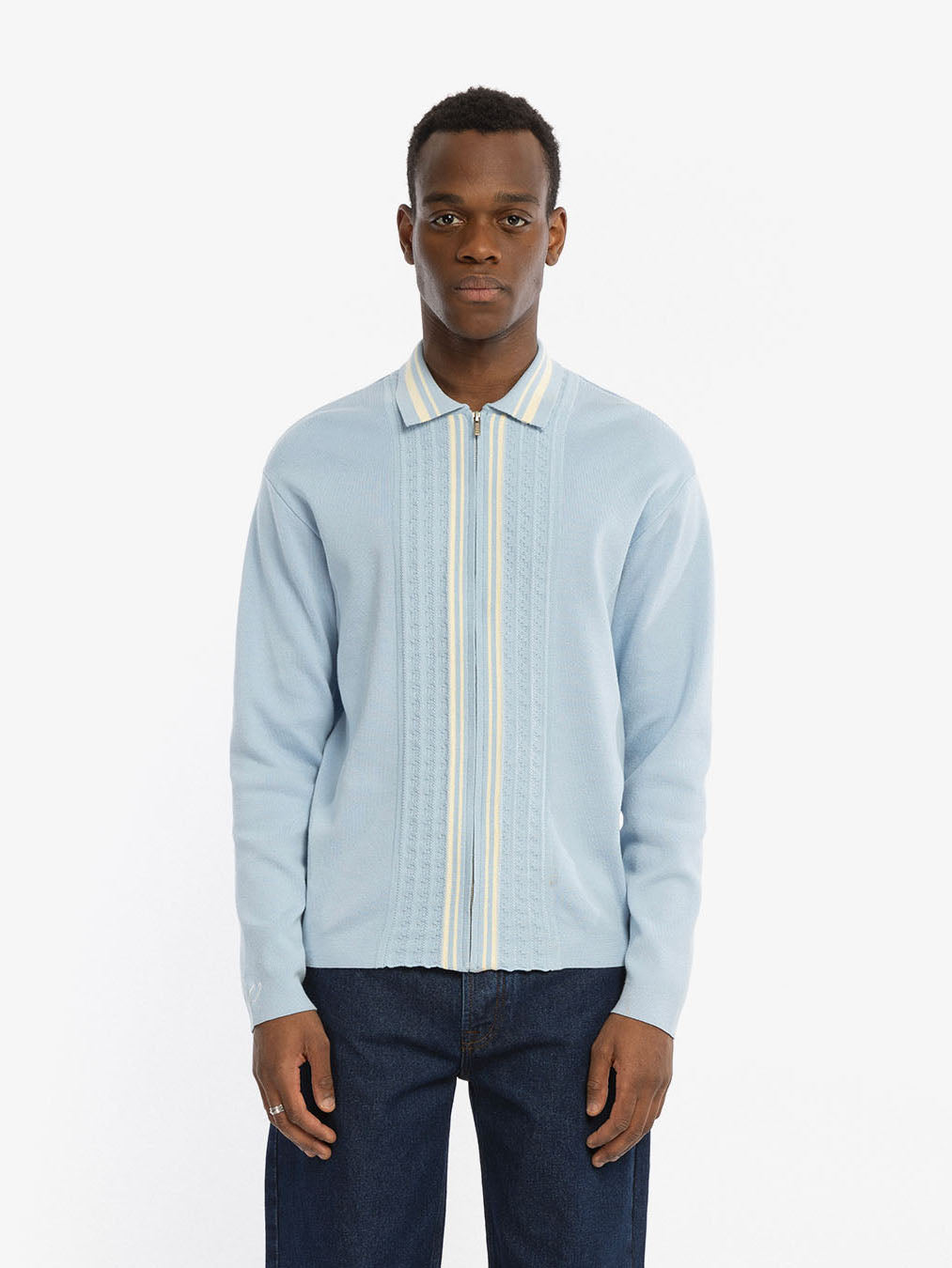 Le cardigan bleu à manches longues