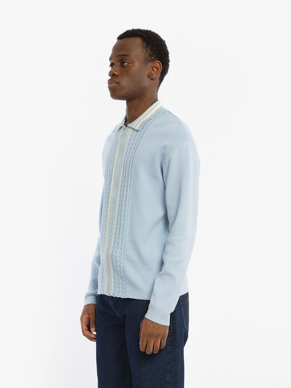 Le cardigan bleu à manches longues