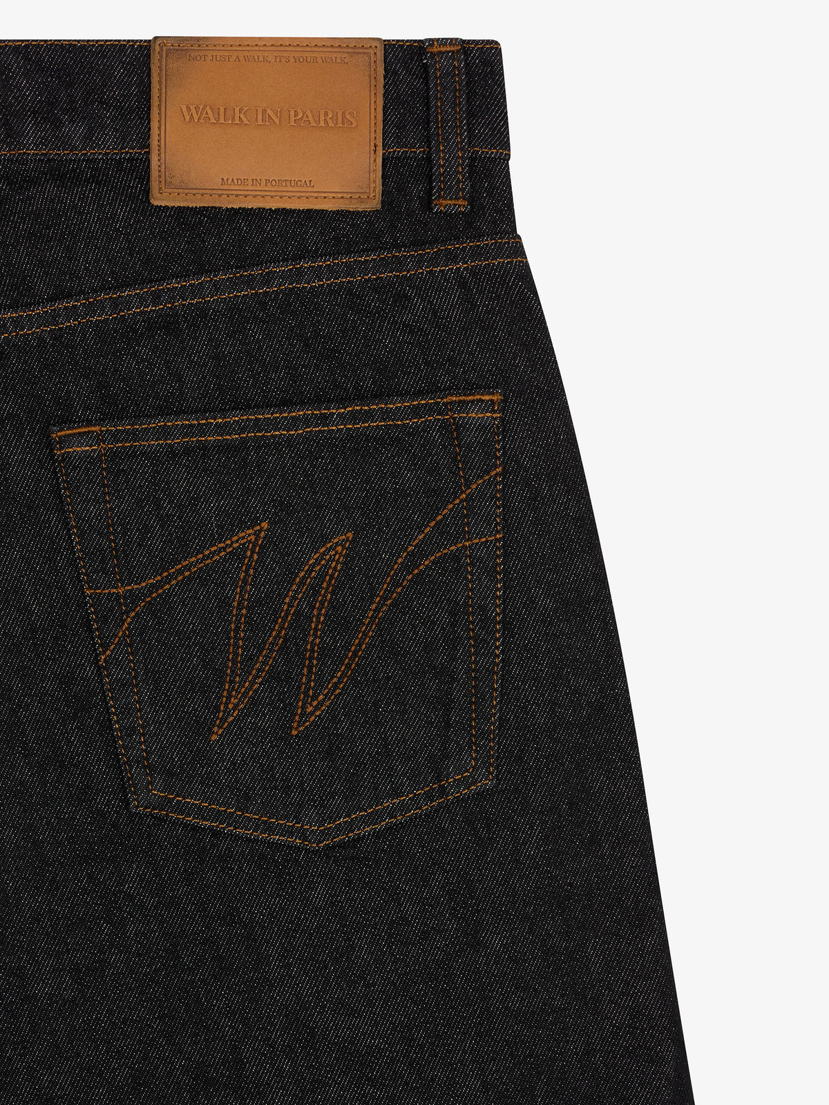 Le pantalon regular en denim brut