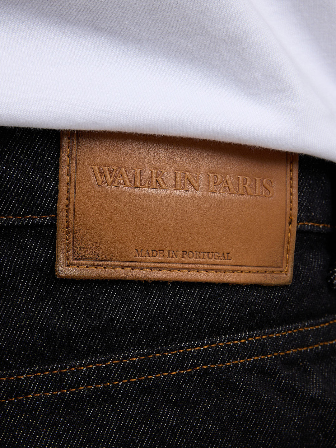 Le pantalon regular en denim brut