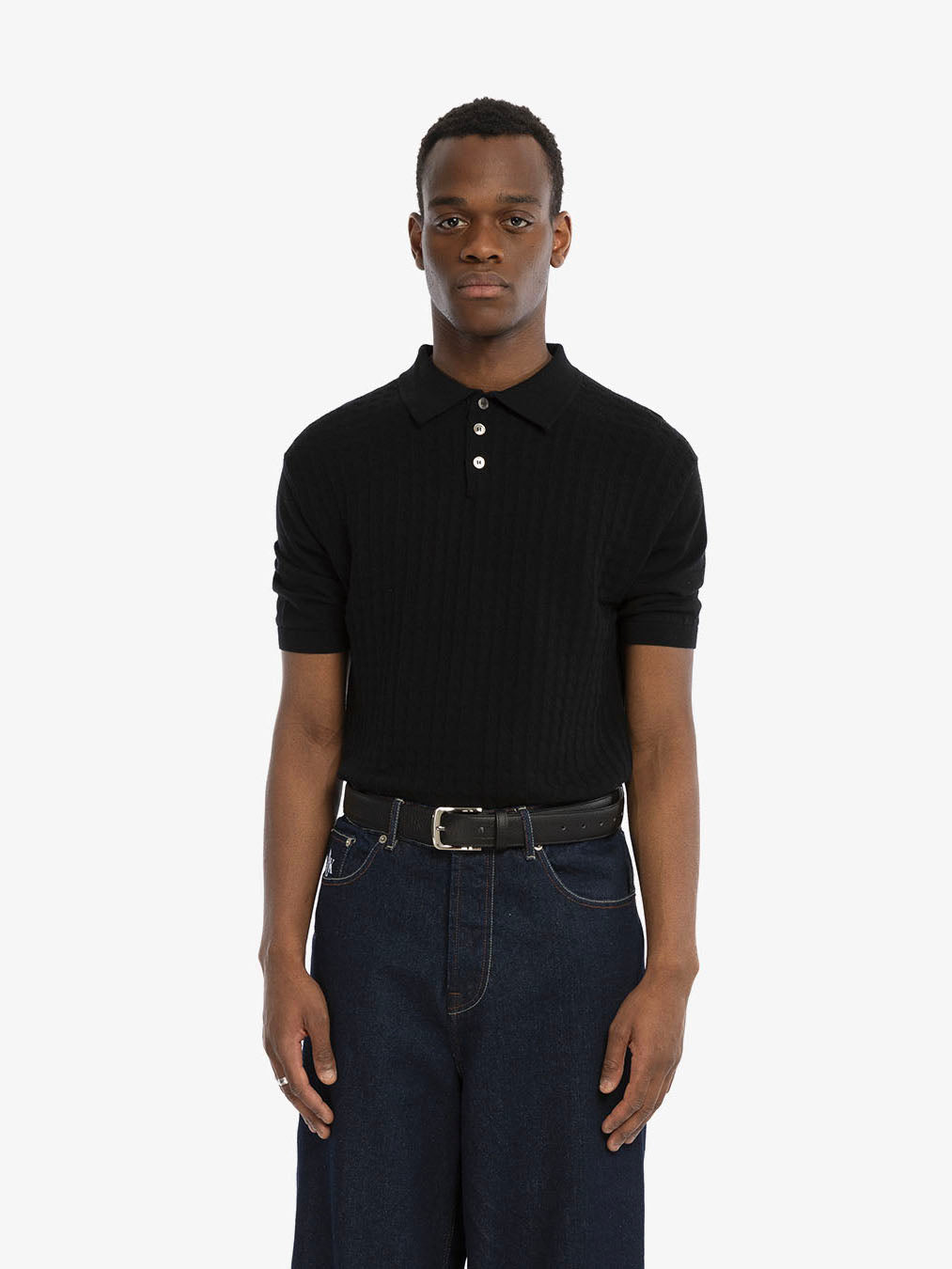 Le polo noir en maille torsadée
