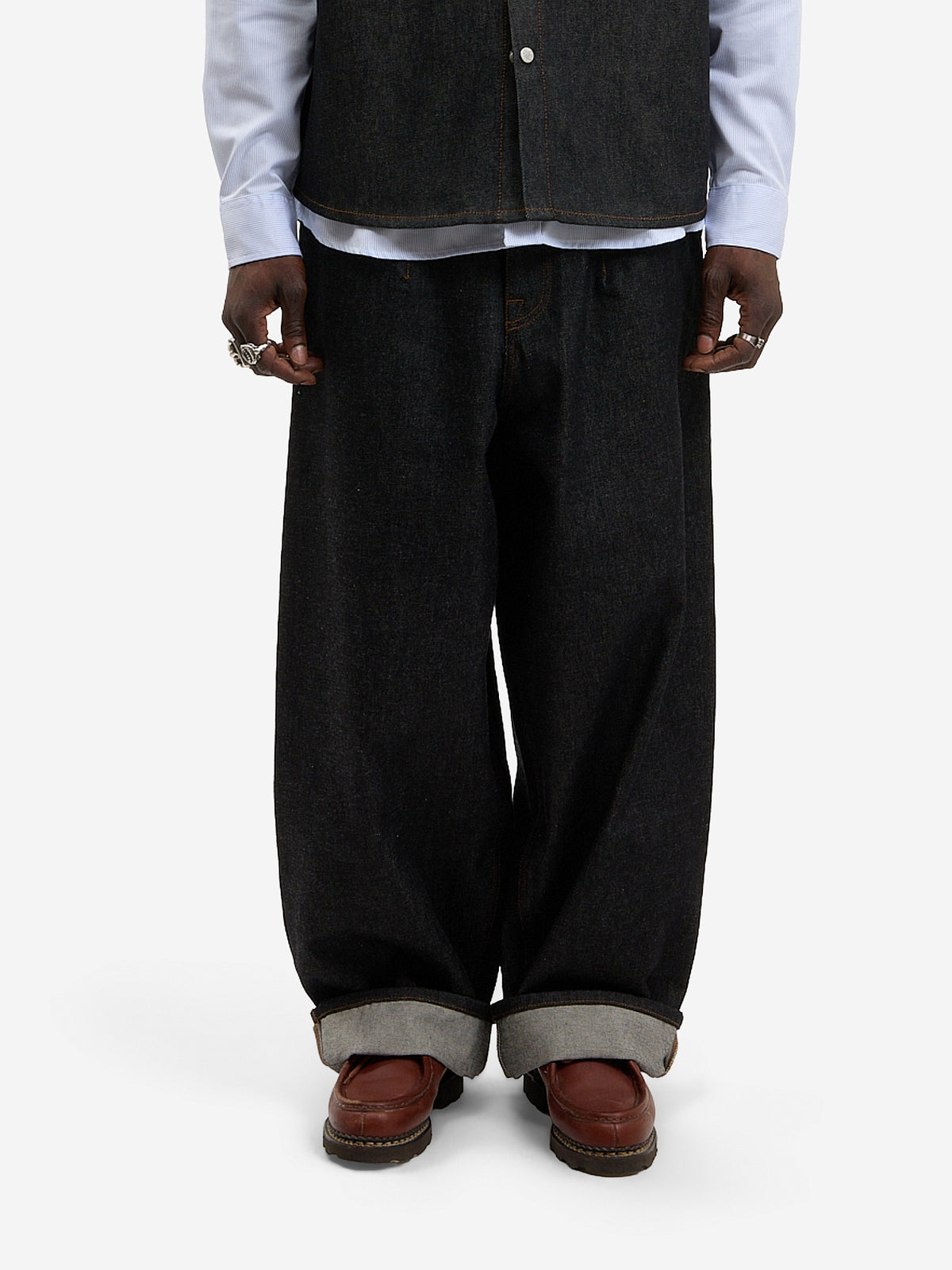 Le pantalon ballon en denim brut