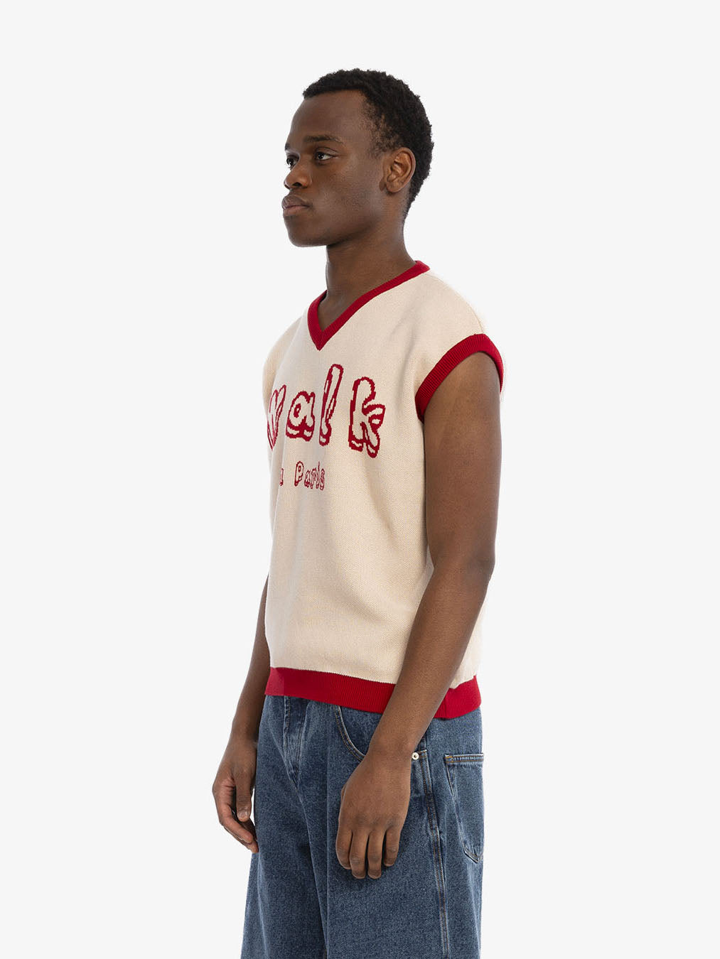 Le pull sans manches en maille rouge