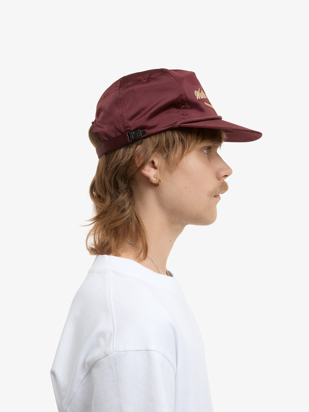 La casquette en nylon bordeaux