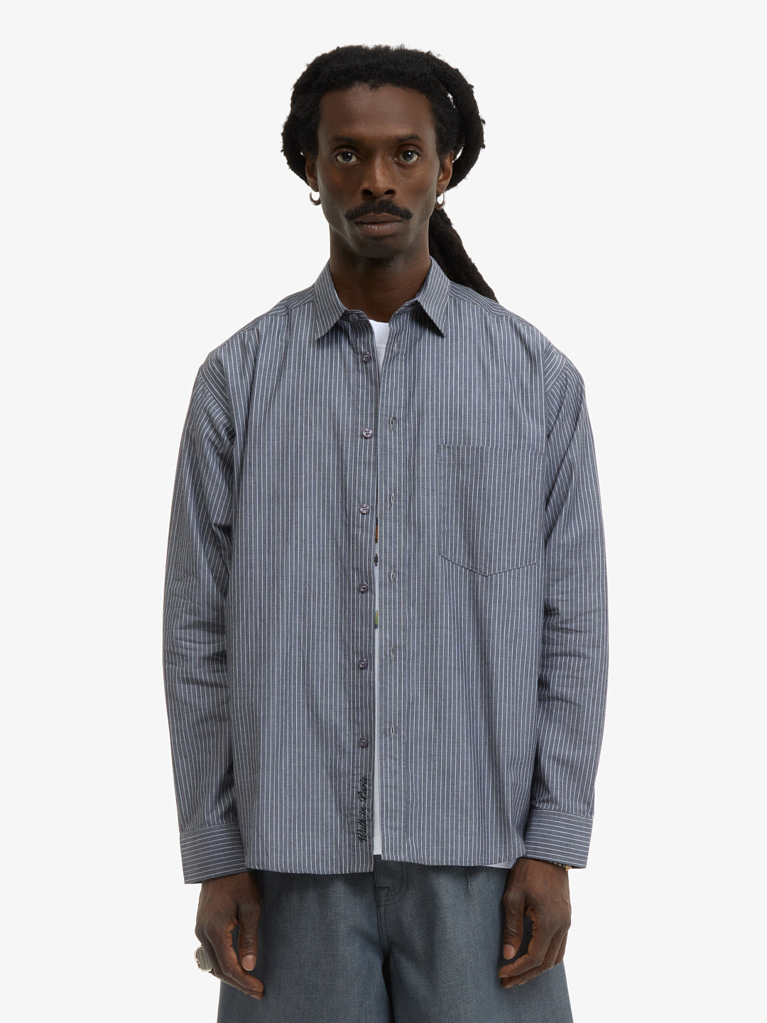 La chemise grise à rayures