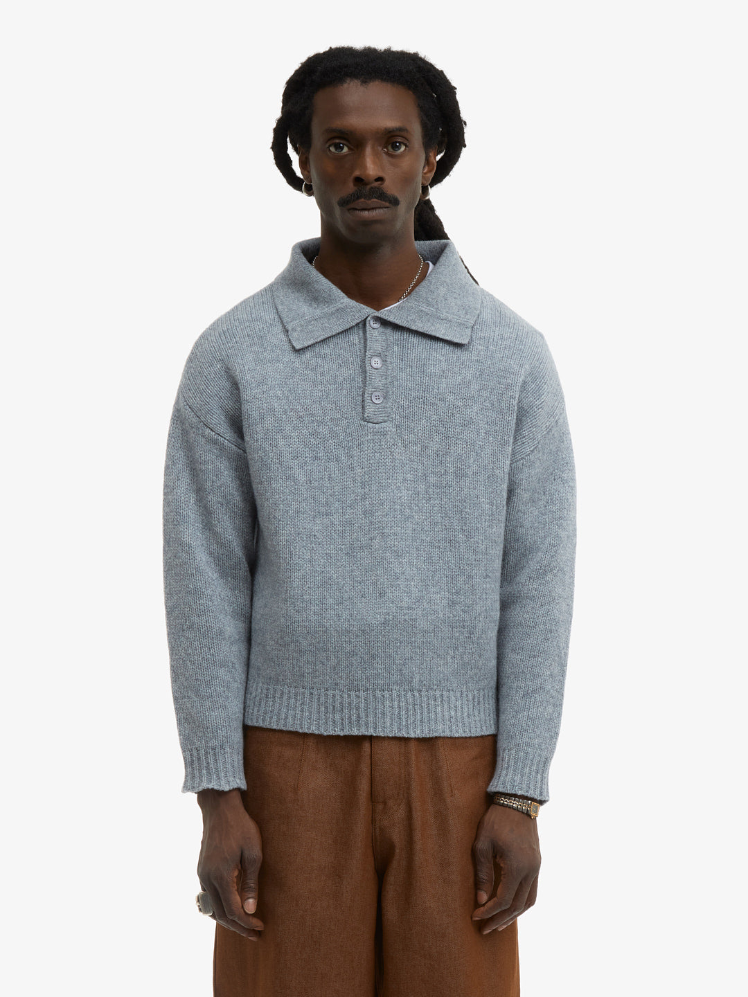 Le polo gris à col boutonné