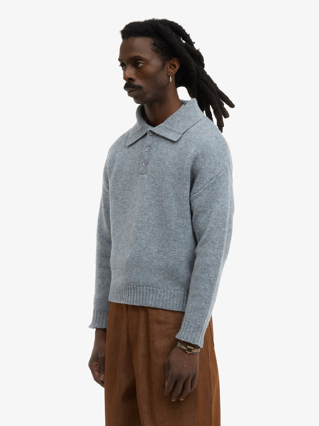 Le polo gris à col boutonné