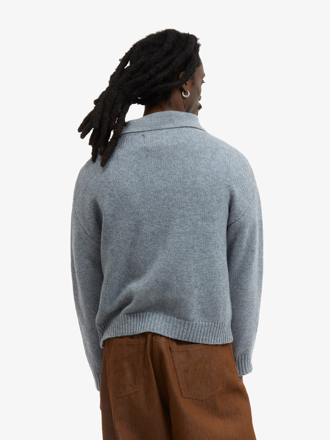 Le polo gris à col boutonné