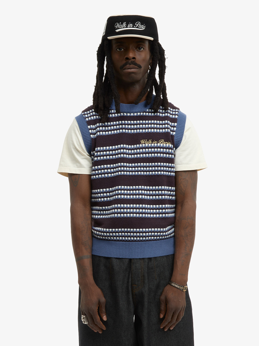 Le pull en maille sans manches rayé bleu
