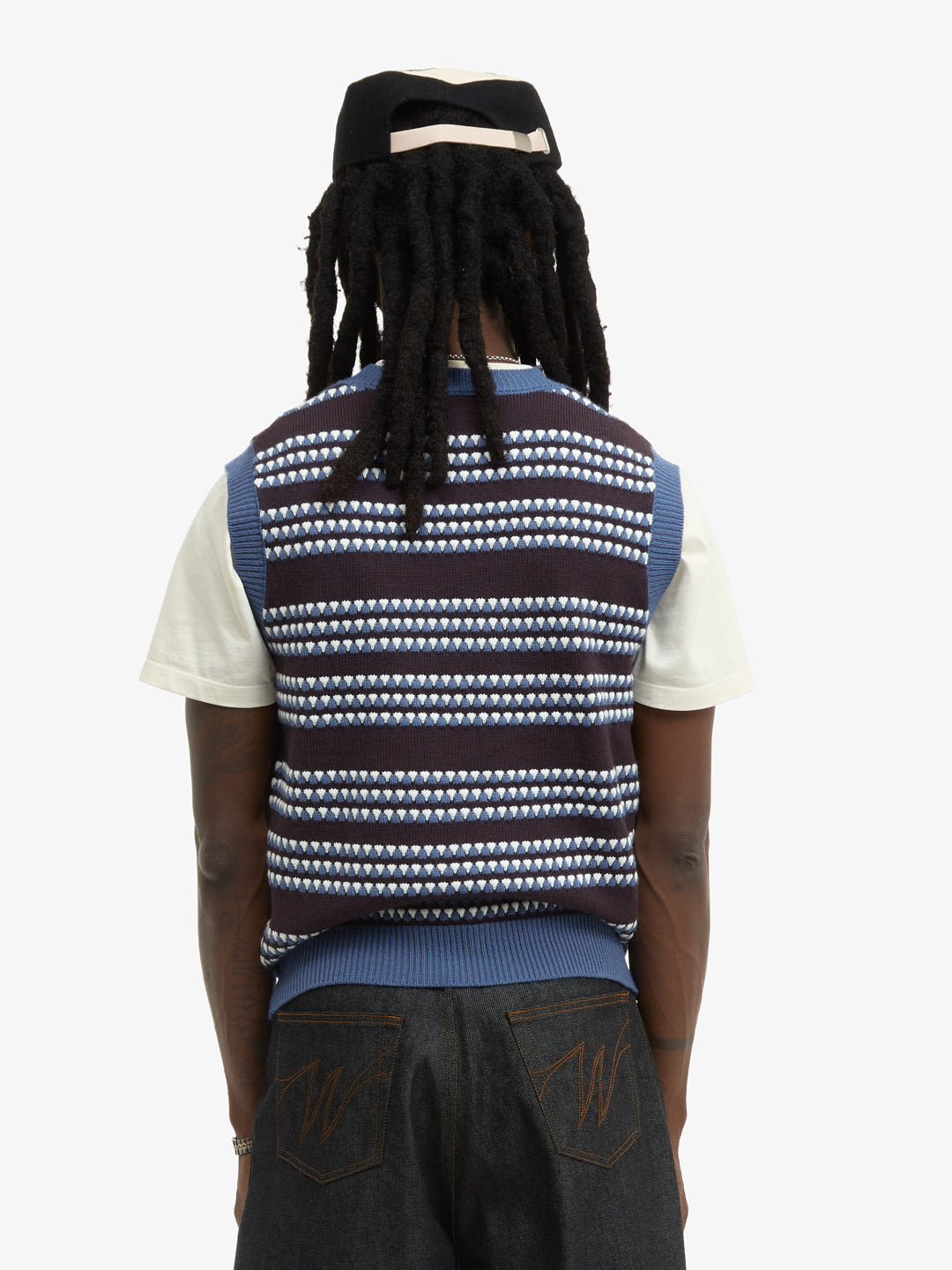Le pull en maille sans manches rayé bleu