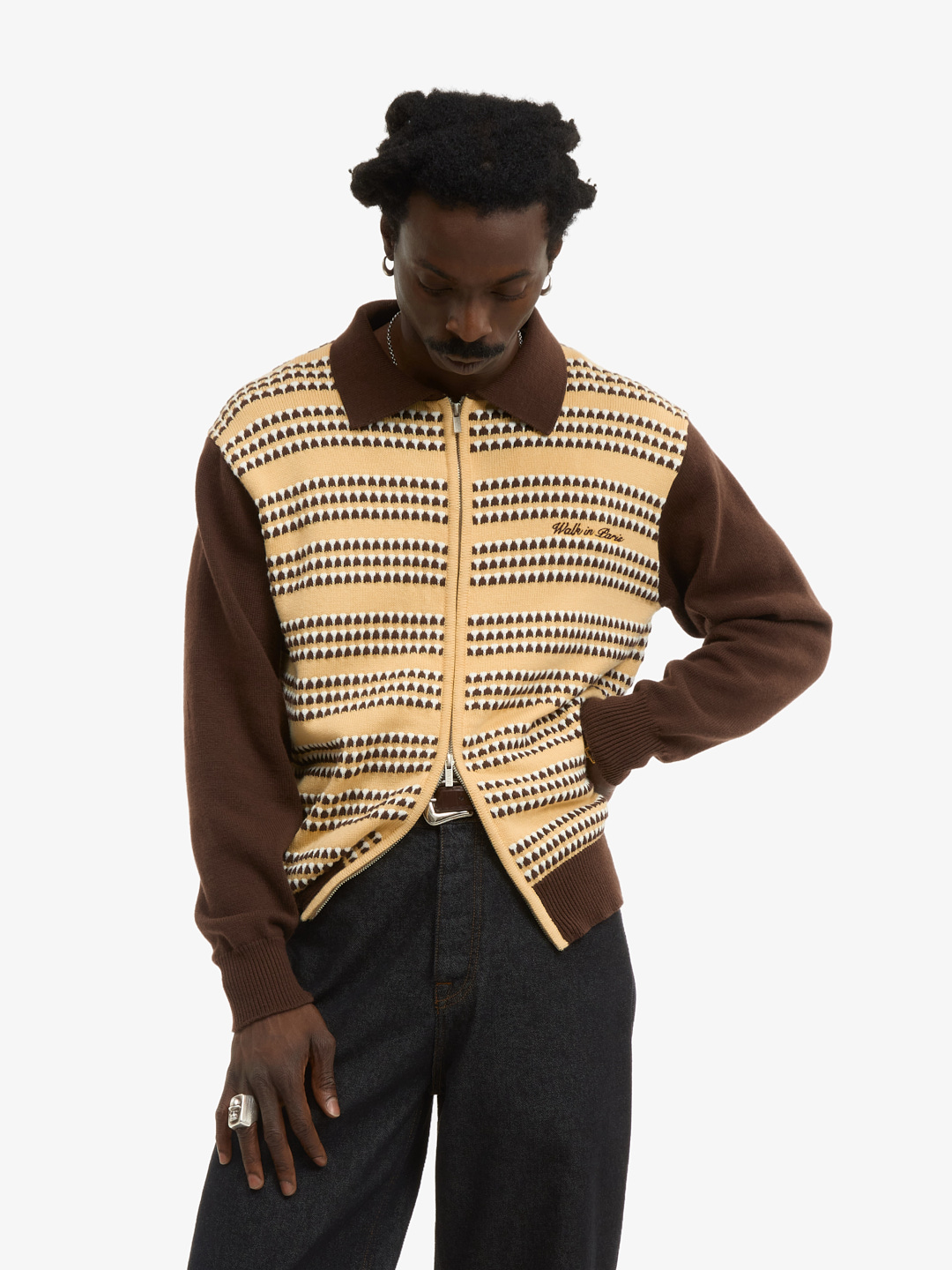 Le cardigan zippé en maille rayée jaune