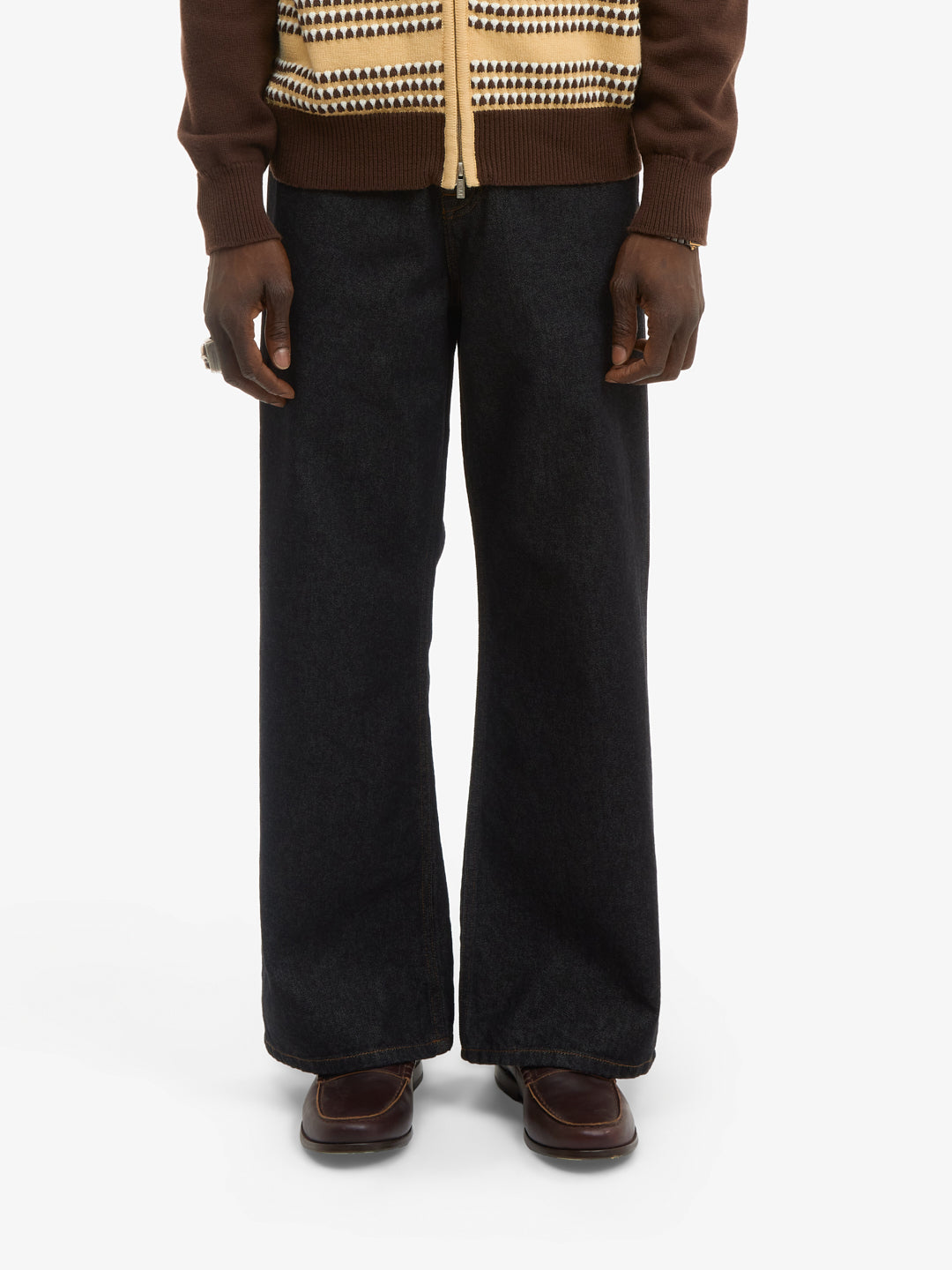 Le pantalon flare en denim brut