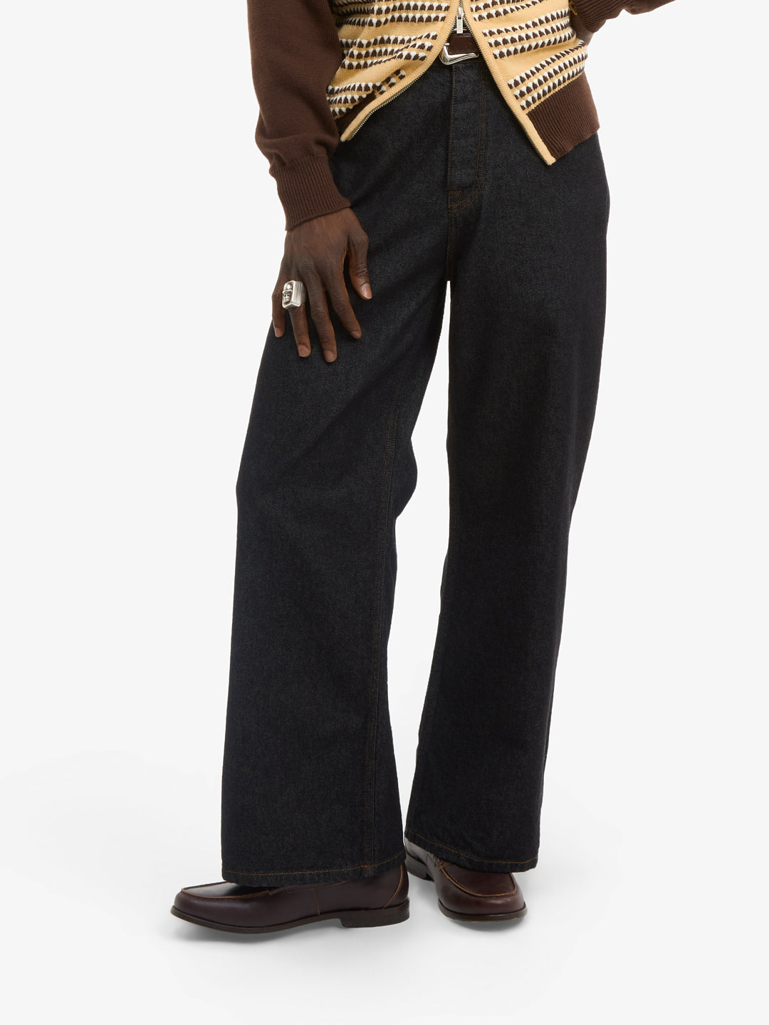 Le pantalon flare en denim brut