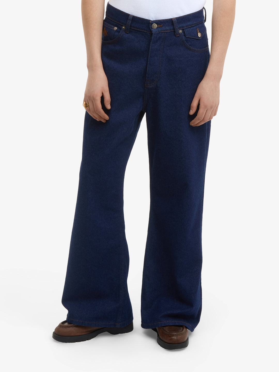 Le pantalon flare en denim bleu