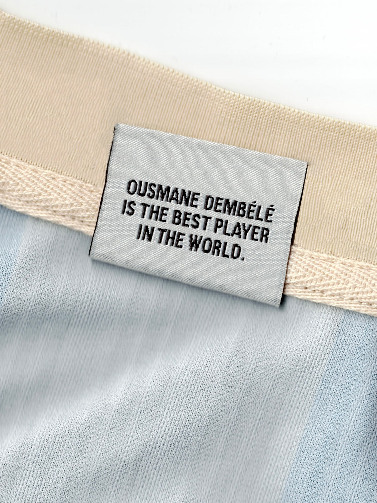 Le maillot de foot beige 6