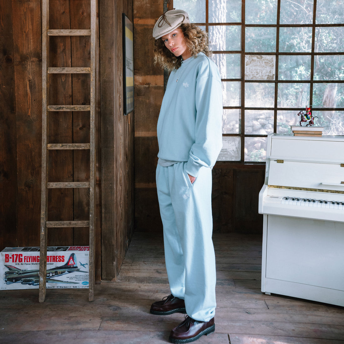 Le sweatshirt bleu ciel