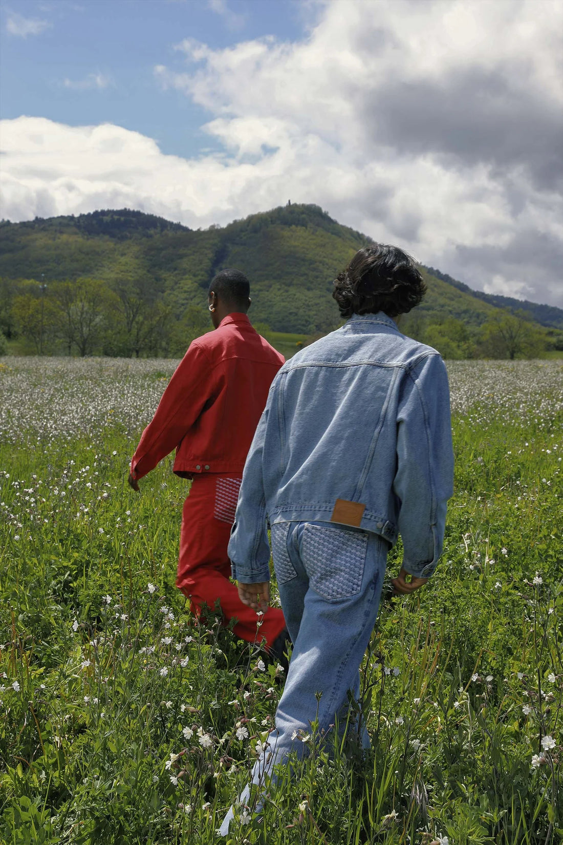 LE PANTALON EN JEAN ROUGE