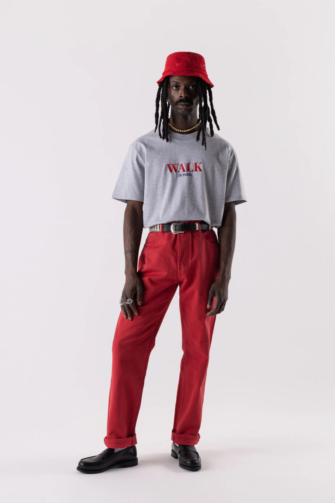 LE PANTALON EN JEAN ROUGE