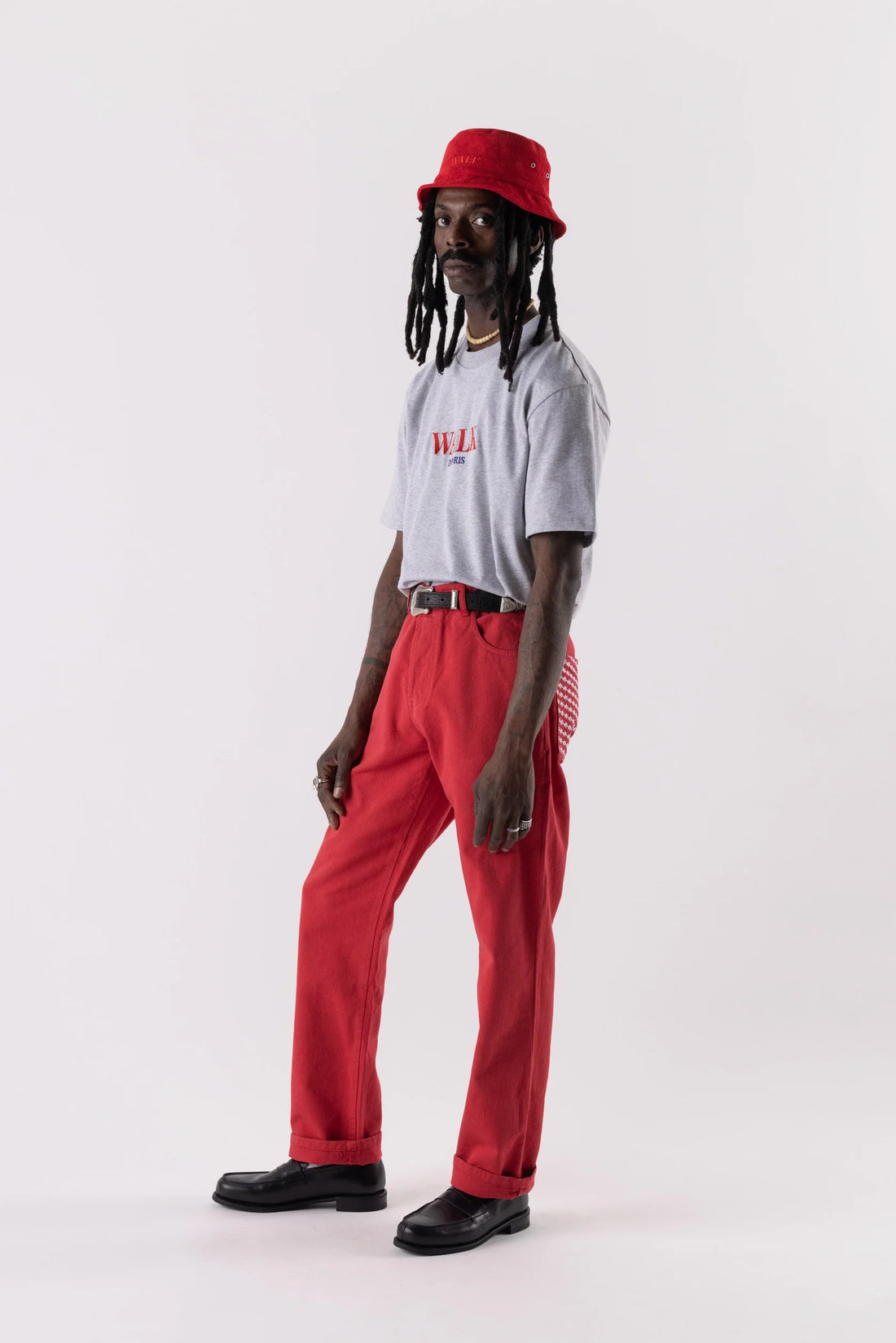LE PANTALON EN JEAN ROUGE