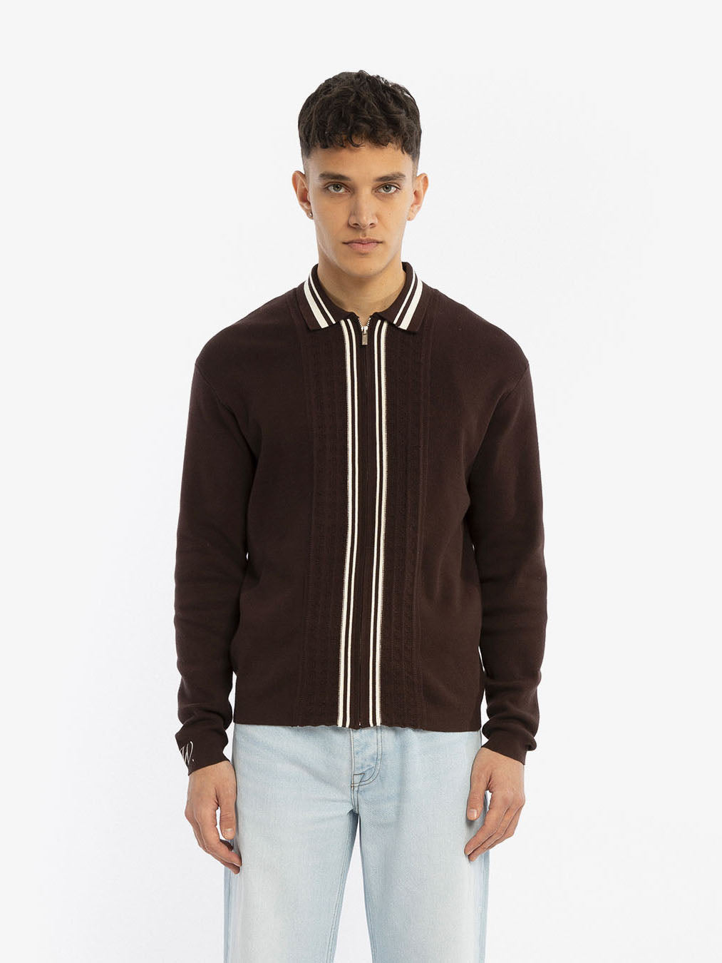The brown long-sleeved cardigan 2