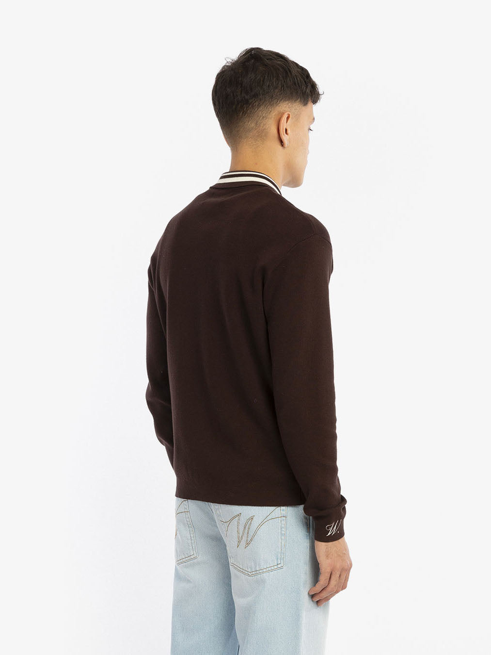 The brown long-sleeved cardigan 4