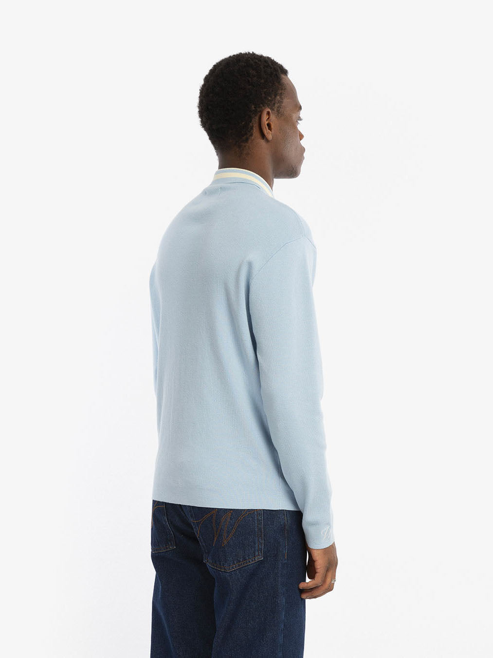 The blue long-sleeved cardigan 5