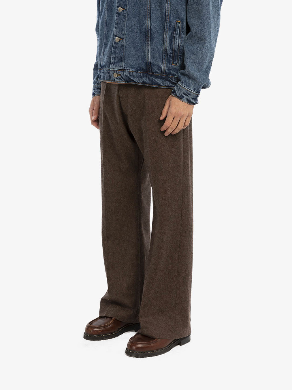 Le pantalon de costume en laine marron