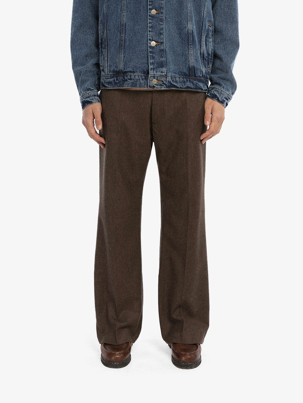 Le pantalon de costume en laine marron