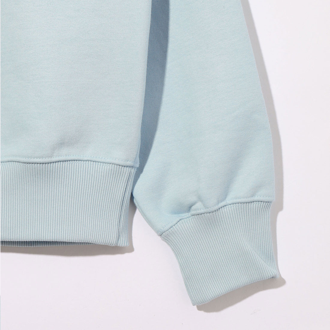 Le sweatshirt bleu ciel