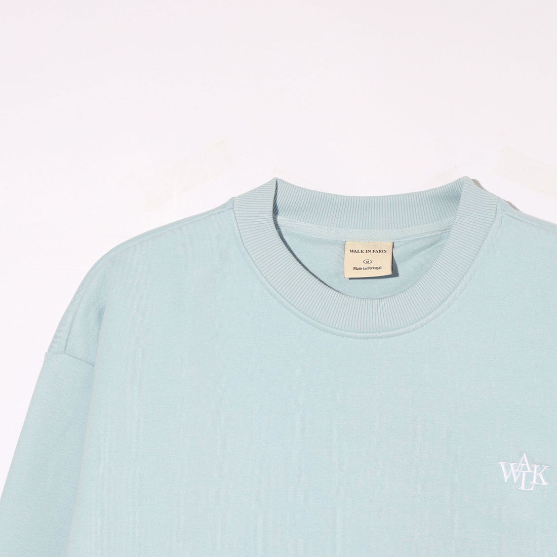 Le sweatshirt bleu ciel