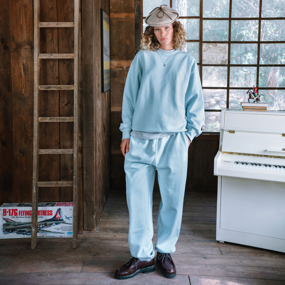 Le sweatshirt bleu ciel