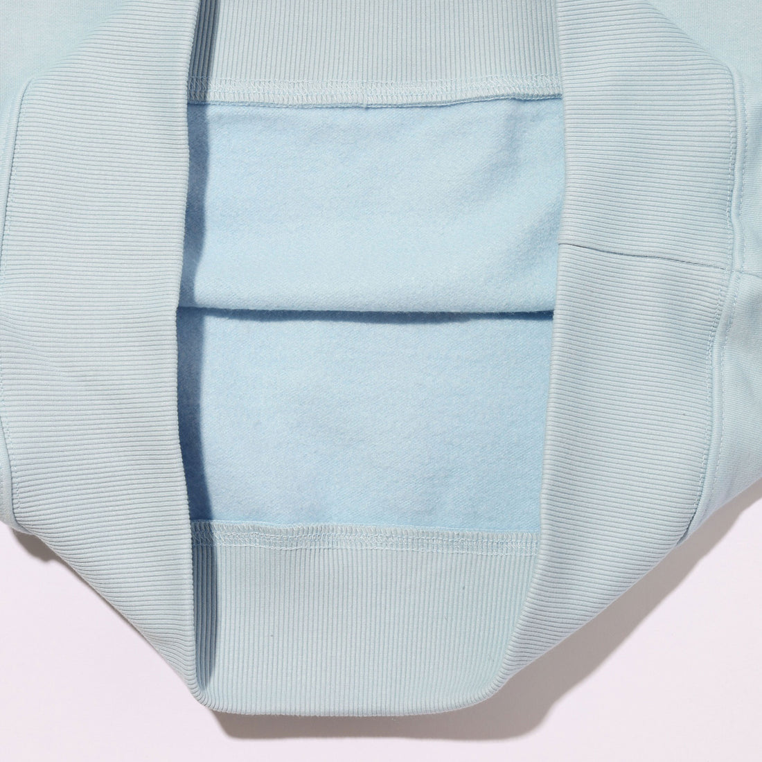 Le sweatshirt bleu ciel