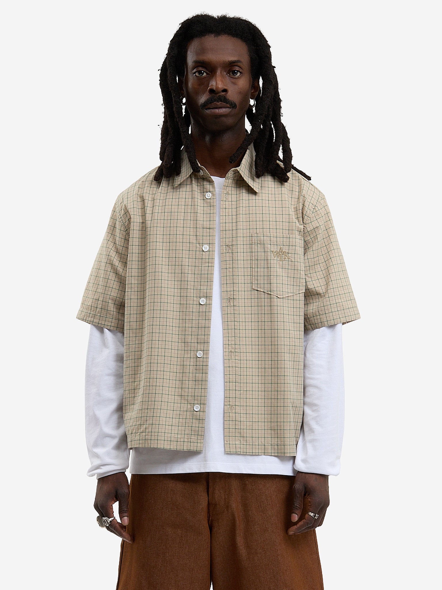 The beige short-sleeved shirt 2