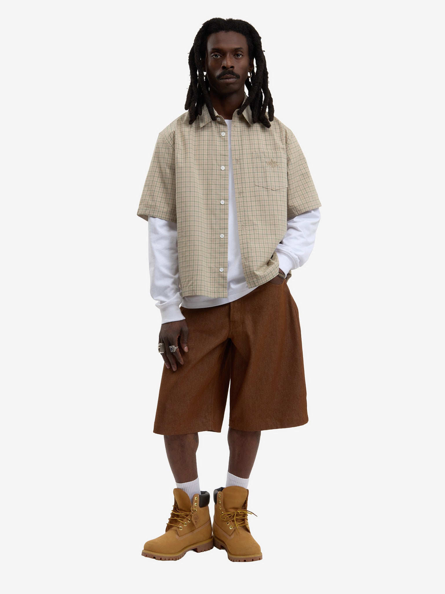 The beige short-sleeved shirt 6