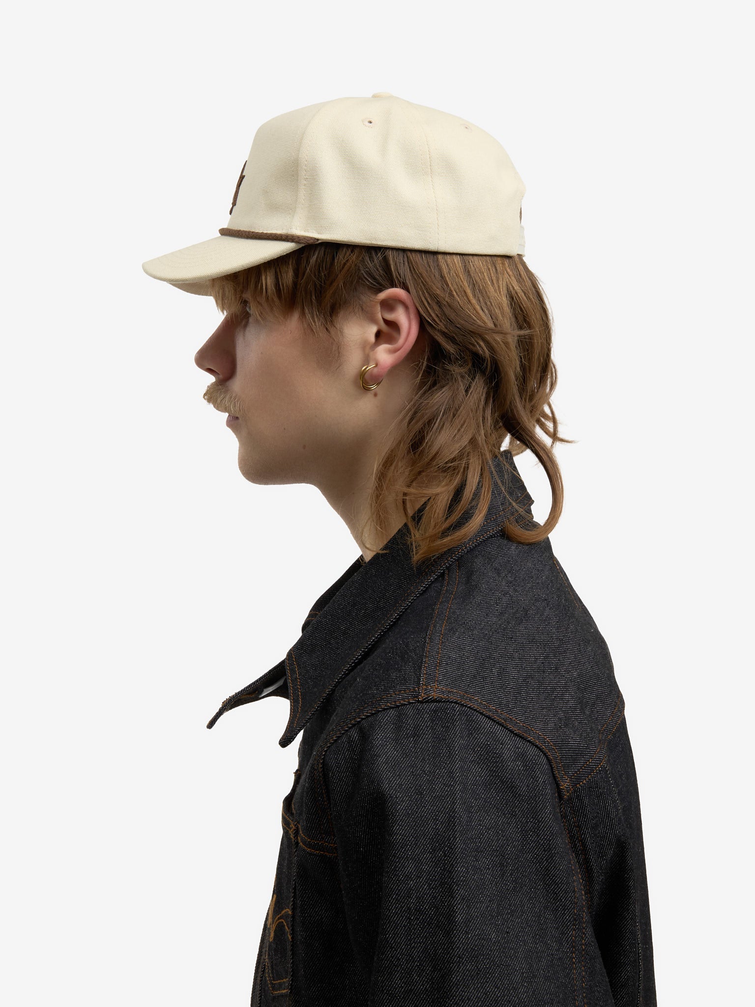 The Signature cap in beige satin 7