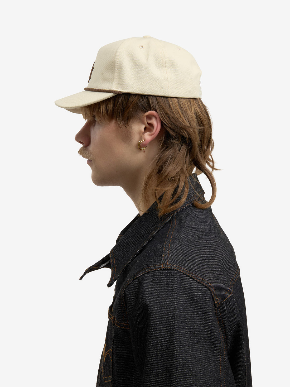 The Signature cap in beige satin