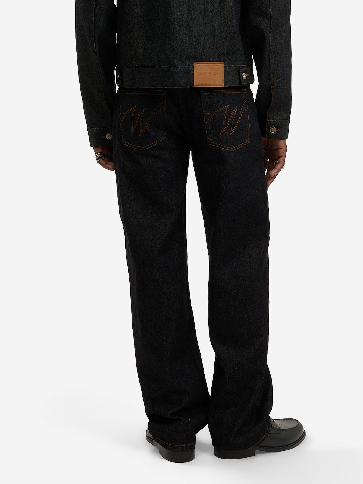 Le pantalon regular en denim brut