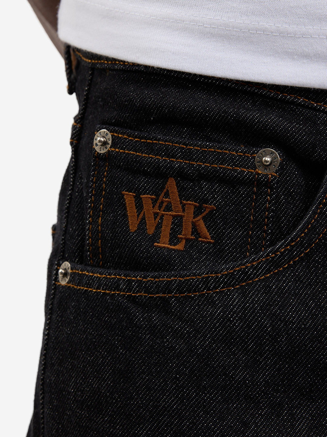 Le pantalon regular en denim brut