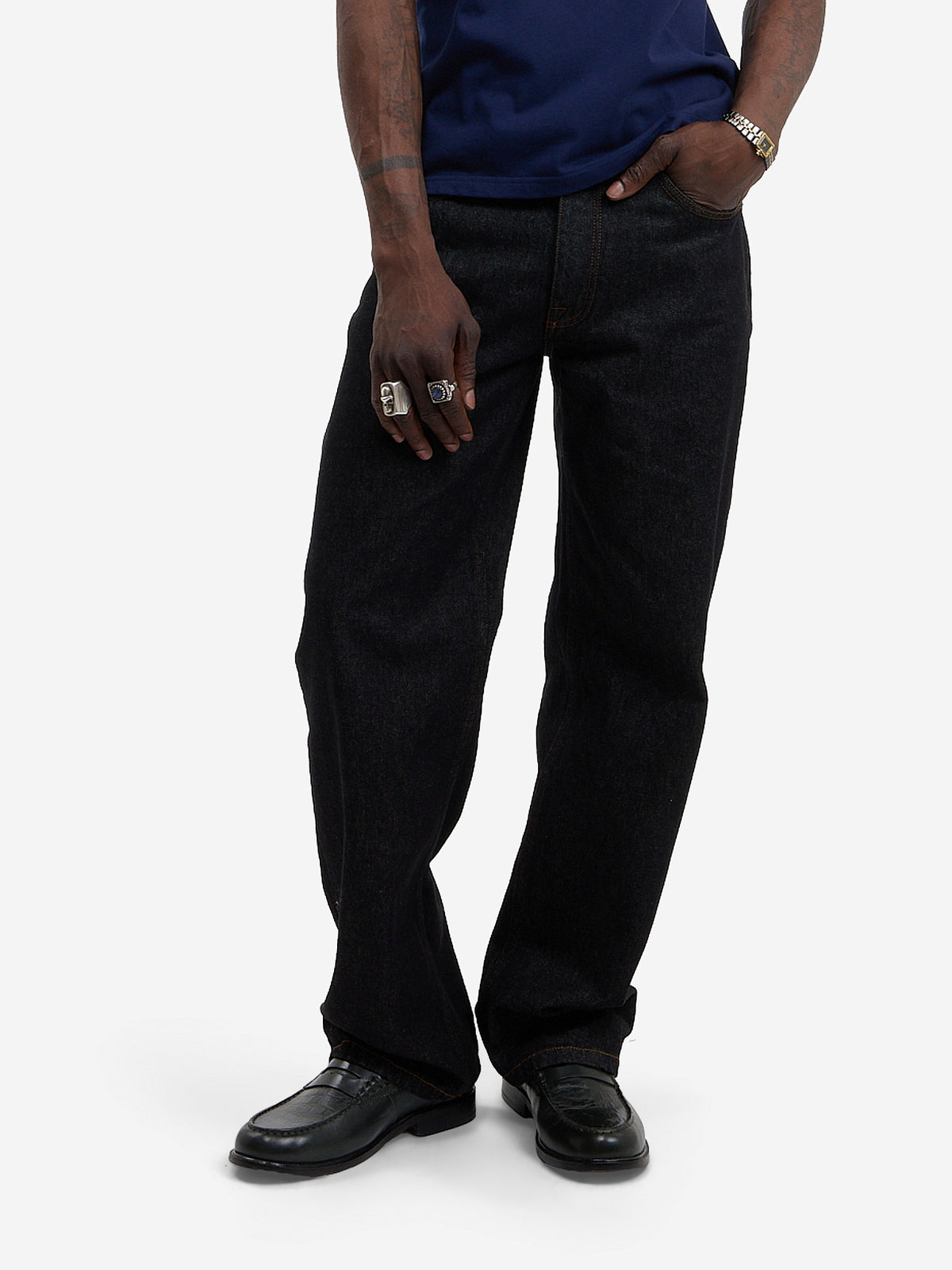 Le pantalon regular en denim brut