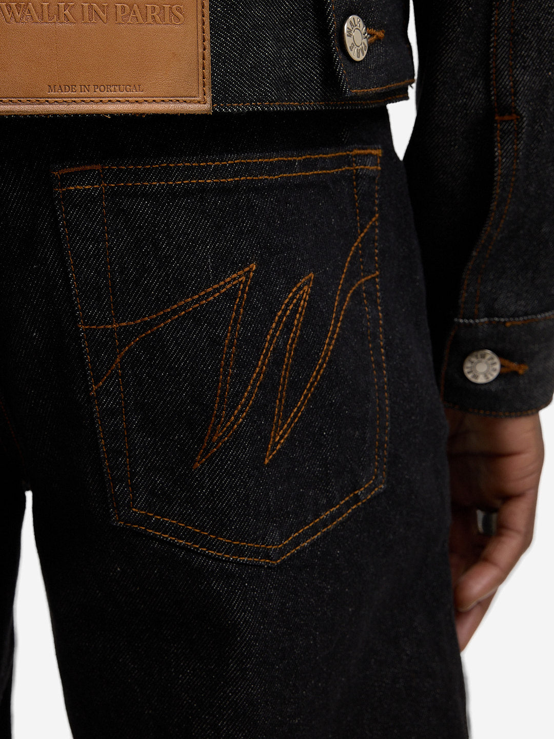 Le pantalon regular en denim brut