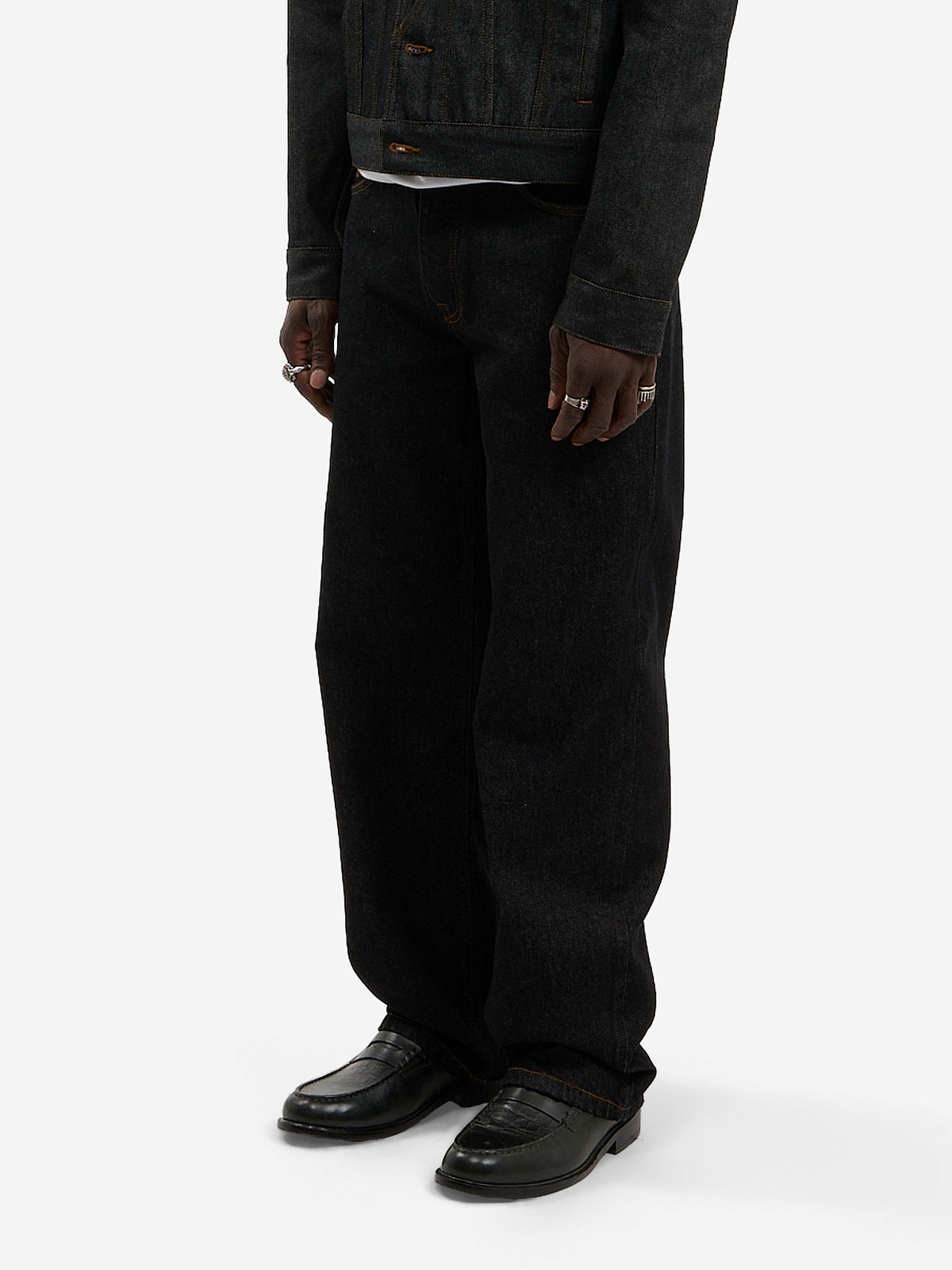 Le pantalon regular en denim brut
