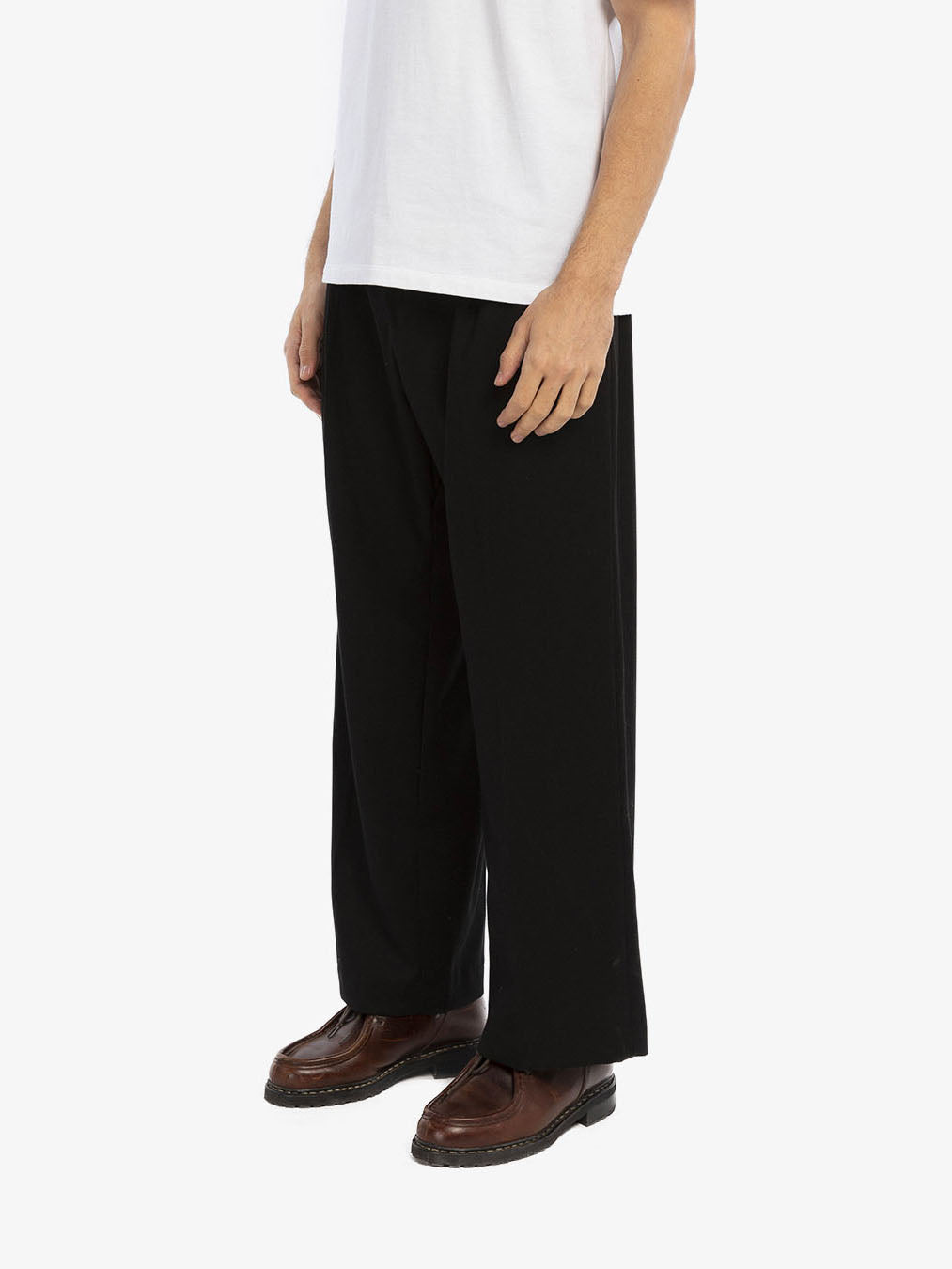 Le pantalon de costume noir 3