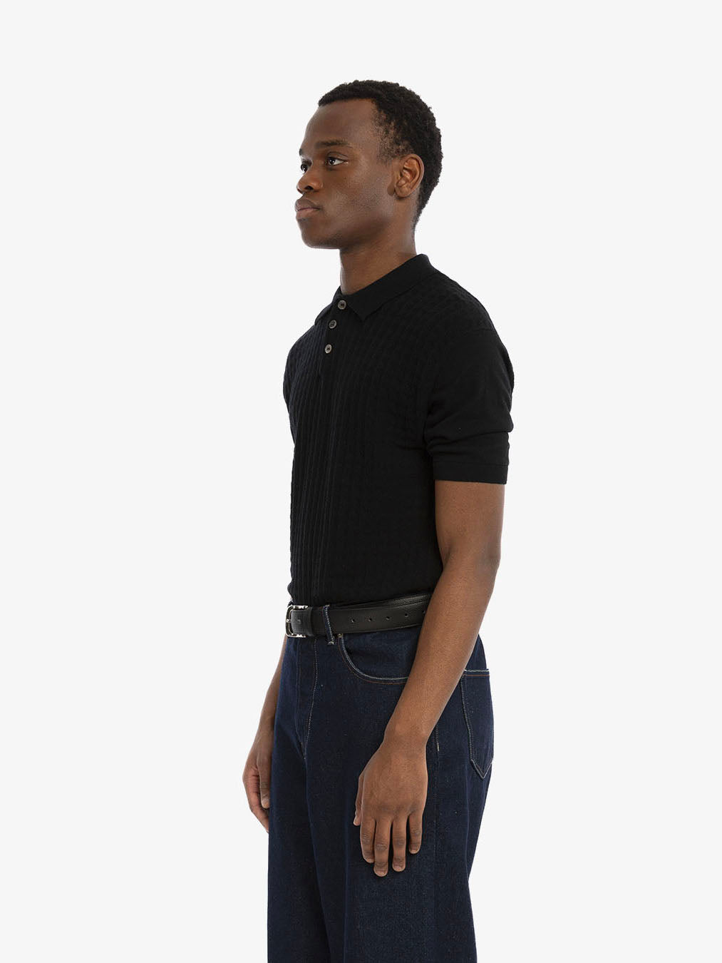 Le polo noir en maille torsadée