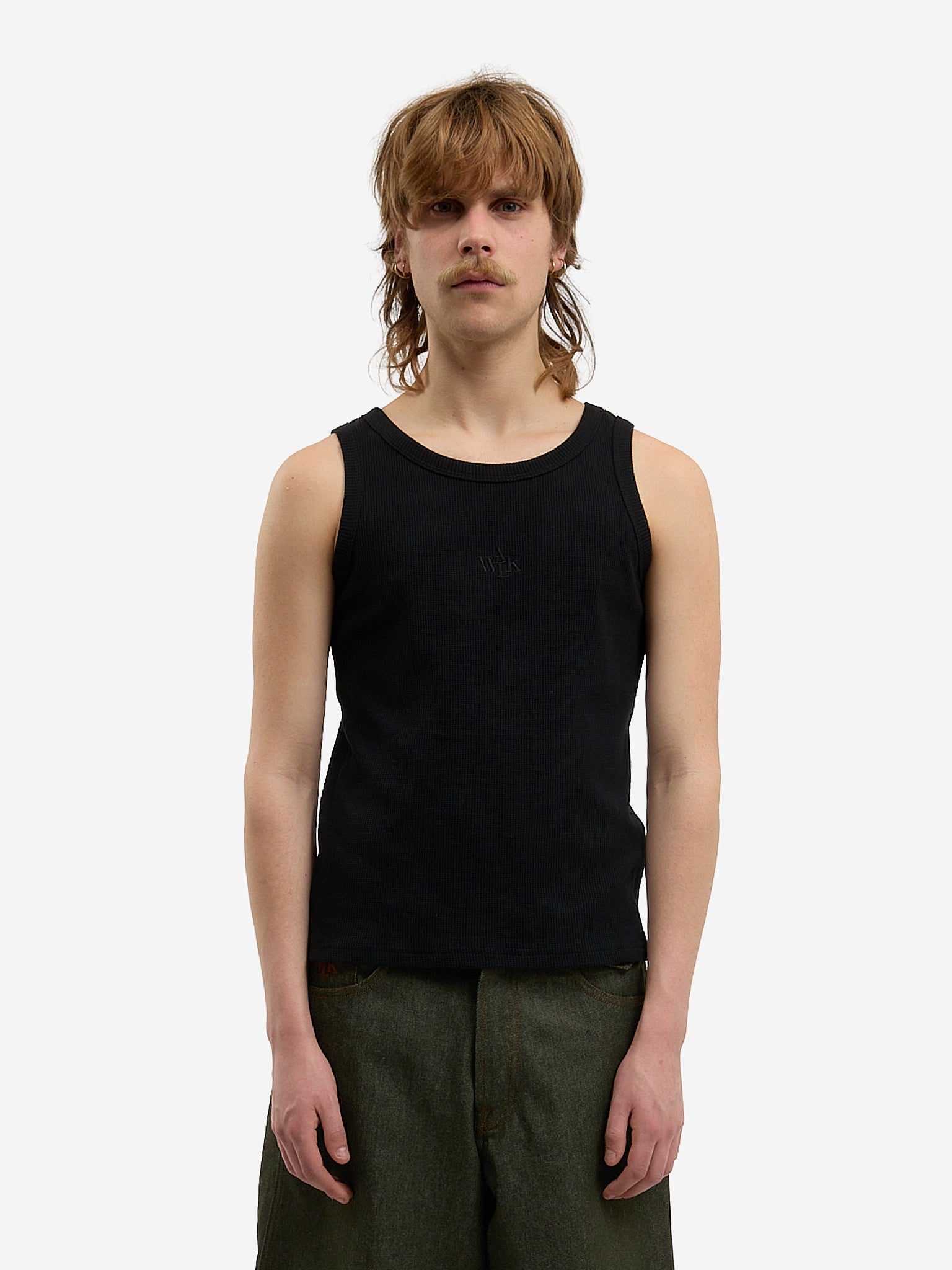 The black waffle-patterned tank top  2