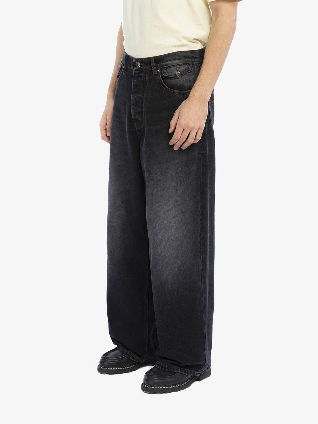 Le pantalon baggy en denim noir délavé