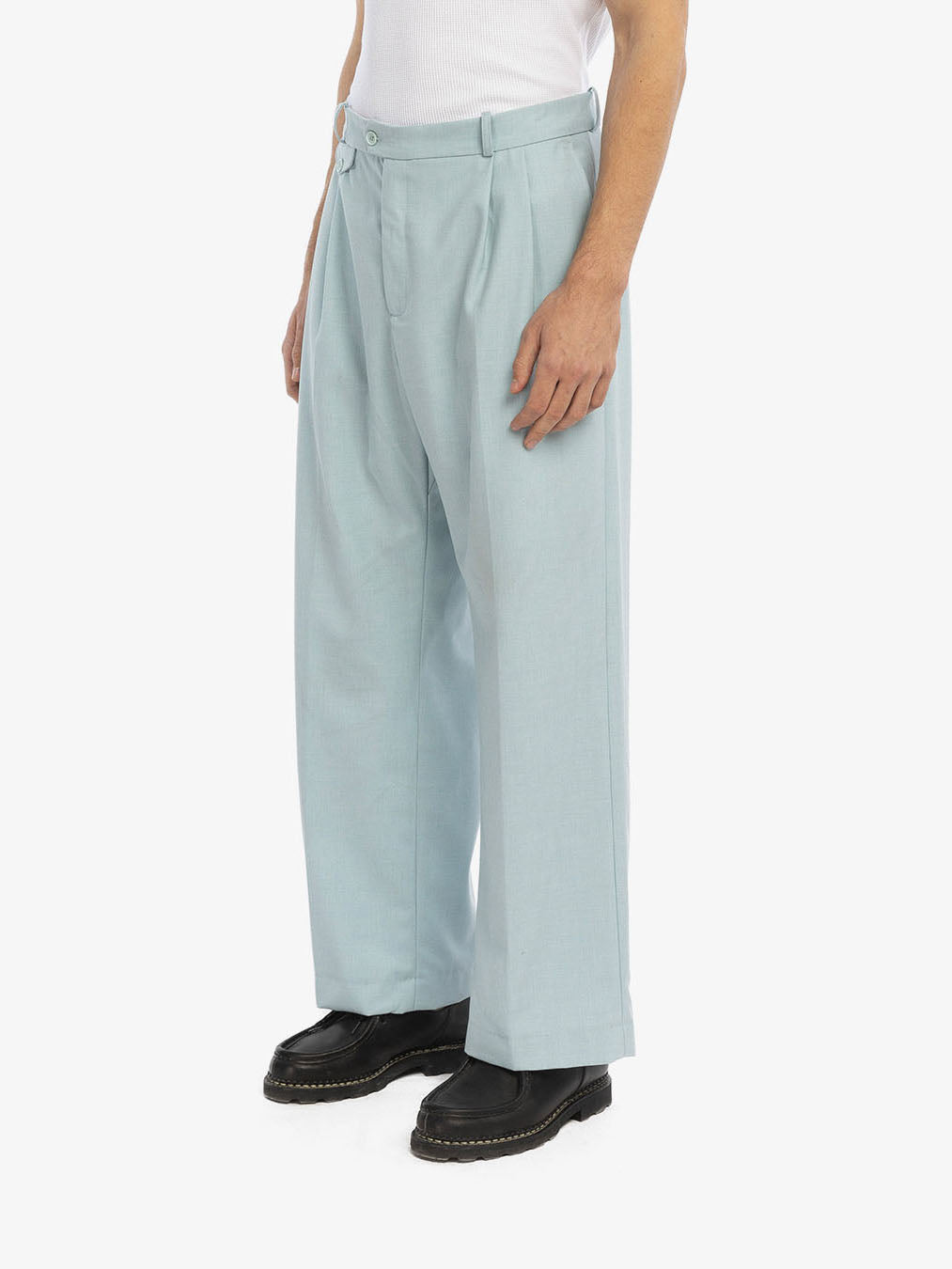 Le pantalon de costume bleu