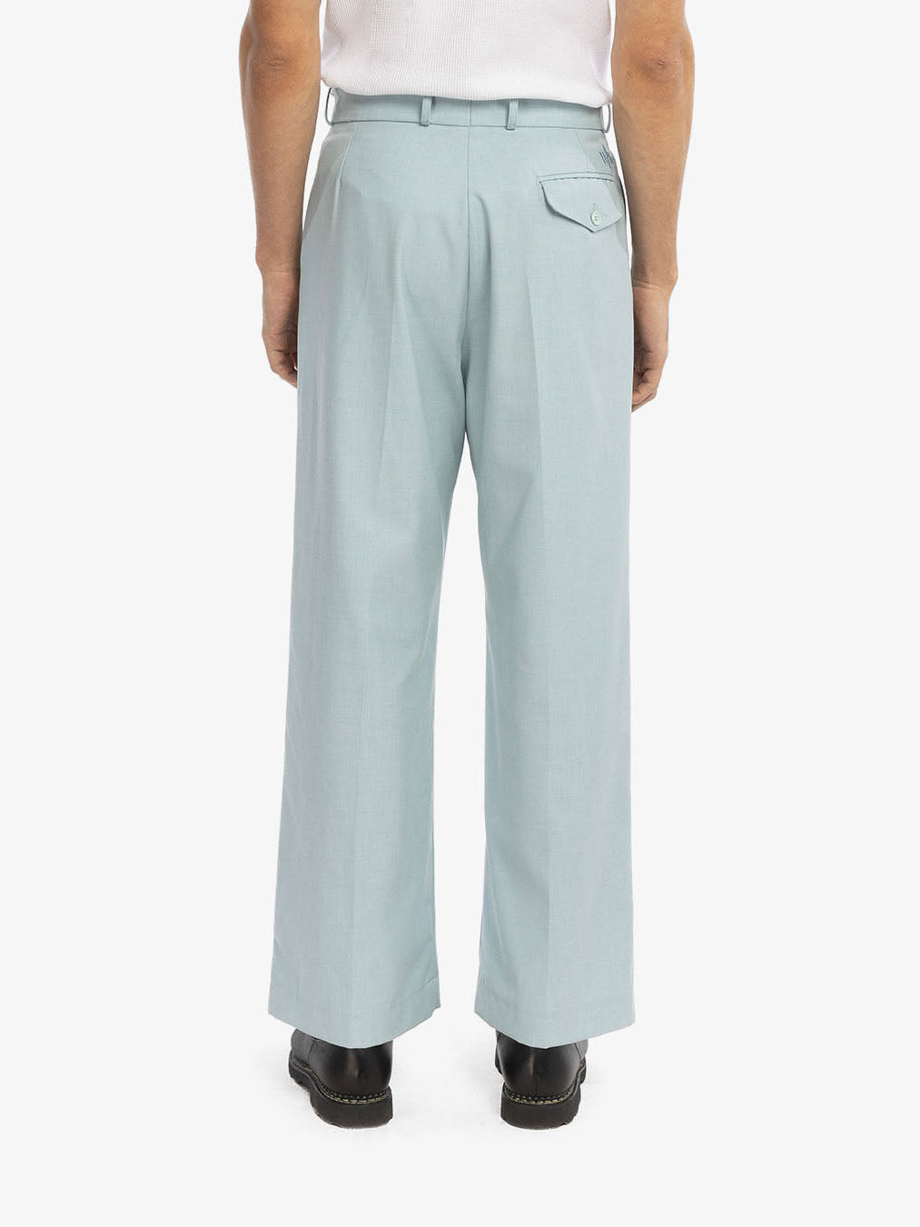 Le pantalon de costume bleu