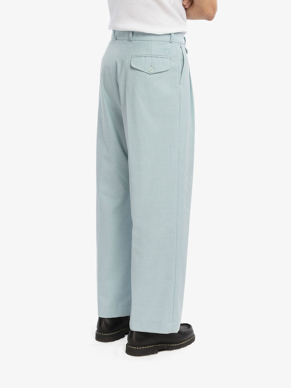 Le pantalon de costume bleu