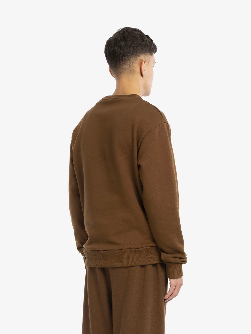Le sweatshirt molletonné marron